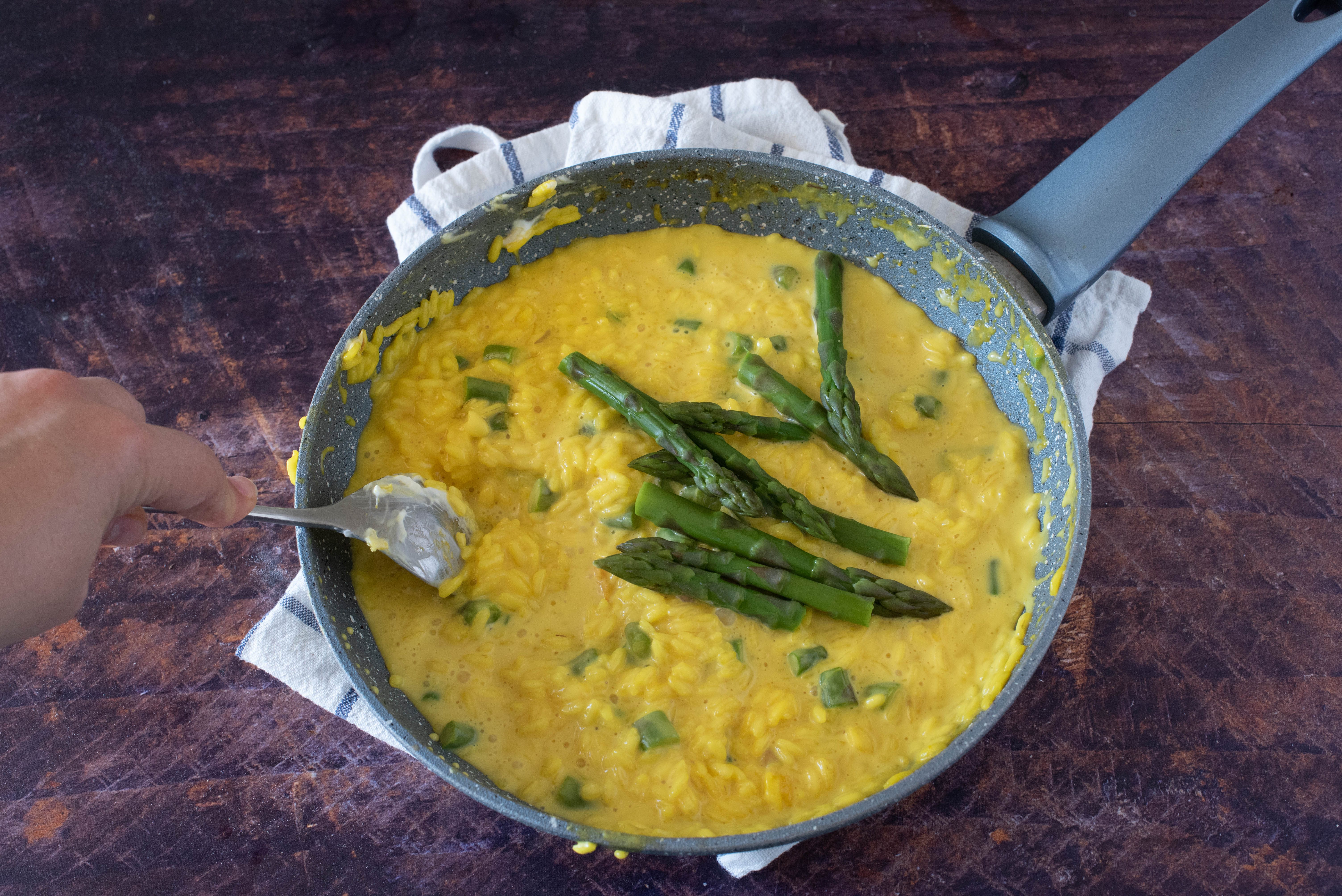 Risotto gamberi, asparagi e zafferano