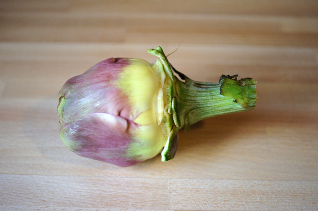 Tagliare le foglie esterne dei carciofi