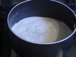 besciamella sul fuoco