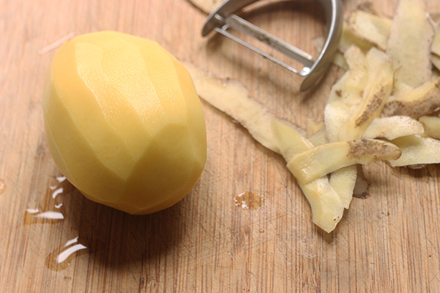 sbucciare le patate