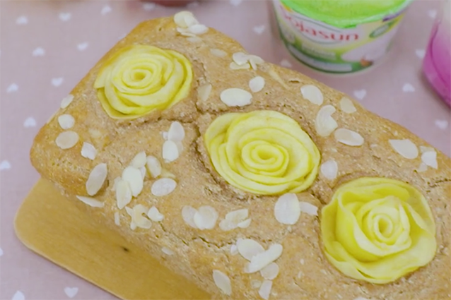 Plumcake di mele e cocco con scaglie di mandorle.