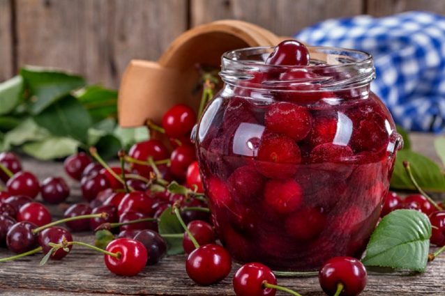 Ciliegie Sotto Spirito La Ricetta Della Conserva Casalinga Facile E Gustosa