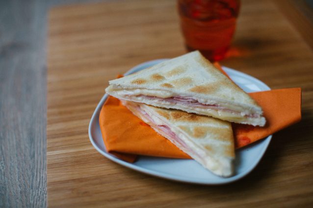 Pancarrè con Leerdammer Special Toast e prosciutto cotto.