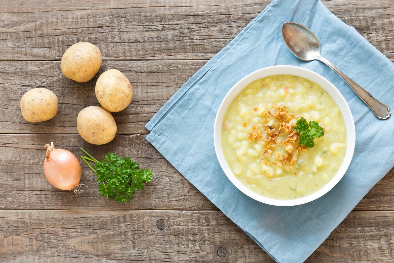 Minestra di patate: la ricetta facile e veloce per un piatto rustico