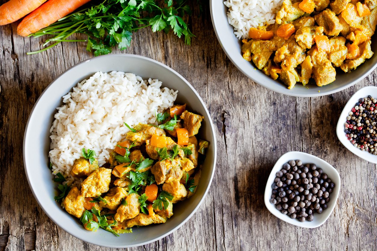 Spezzatino di pollo alla curcuma: la ricetta del secondo piatto speziato e goloso