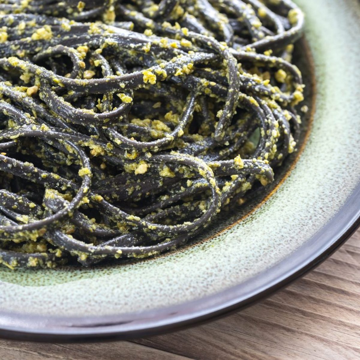 Linguine Al Nero Di Seppia E Pesto La Ricetta Del Piatto Saporito Con Una Nota Croccante