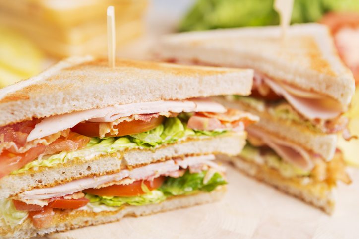 brunch, la ricetta del club sandwich al salmone