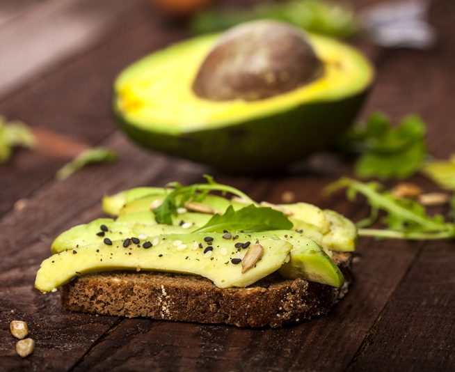 la colazione equilibrata con l'avocado