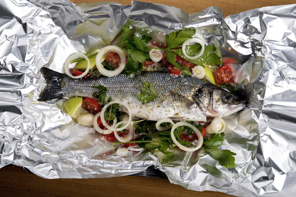 cena di pesce economica, la spigola al cartoccio