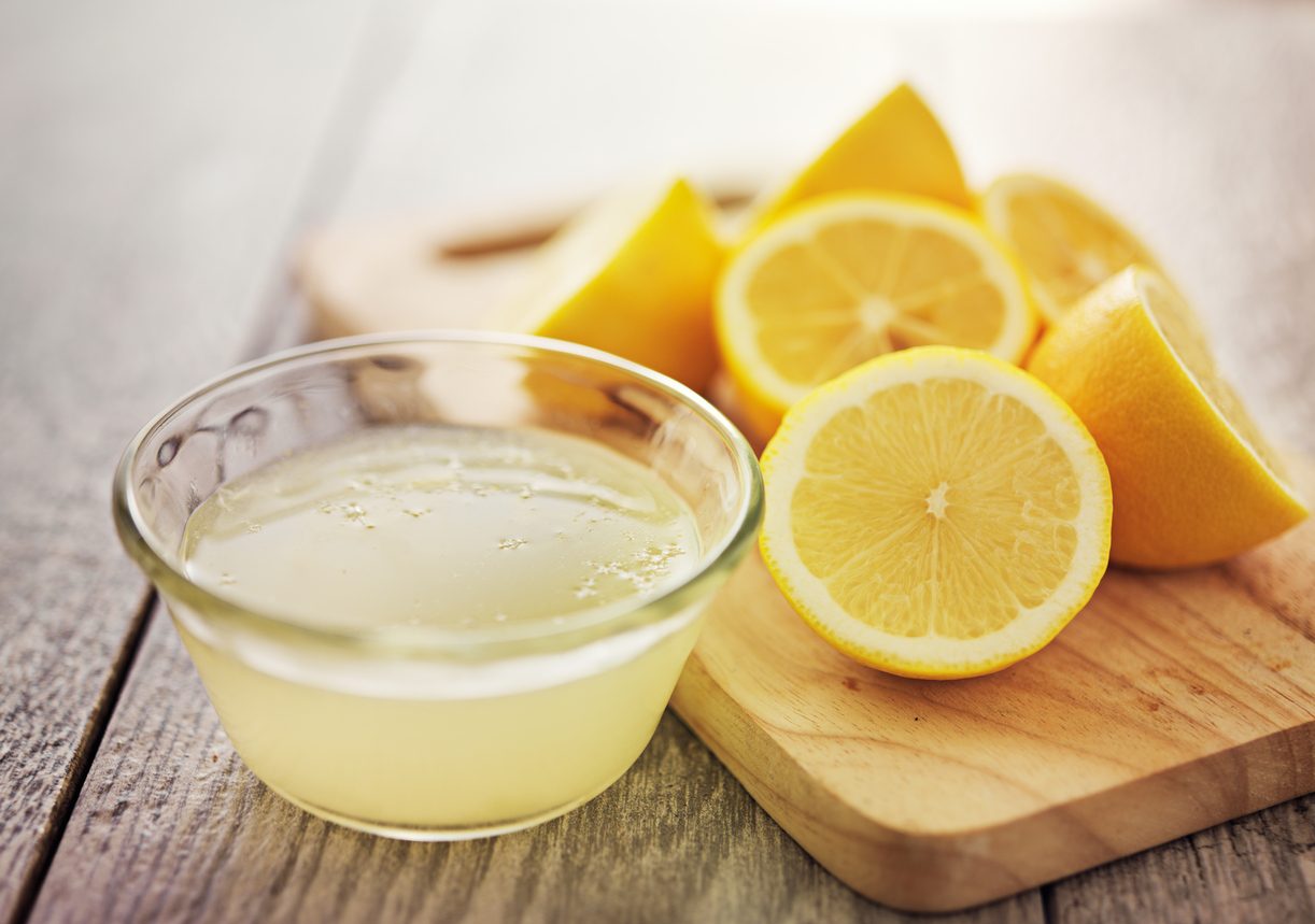 Crema avocado e yogurt: spremere il limone