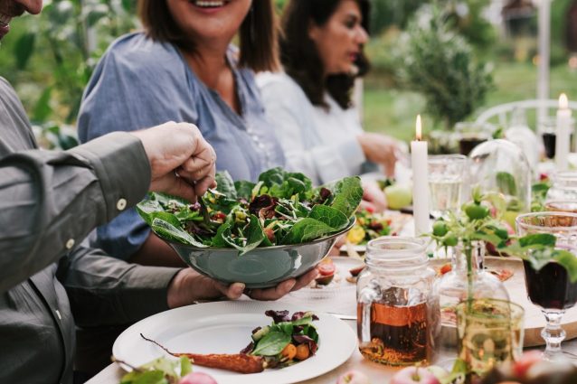 La dieta vegana riduce le emissioni nocive: lo studio di Oxford