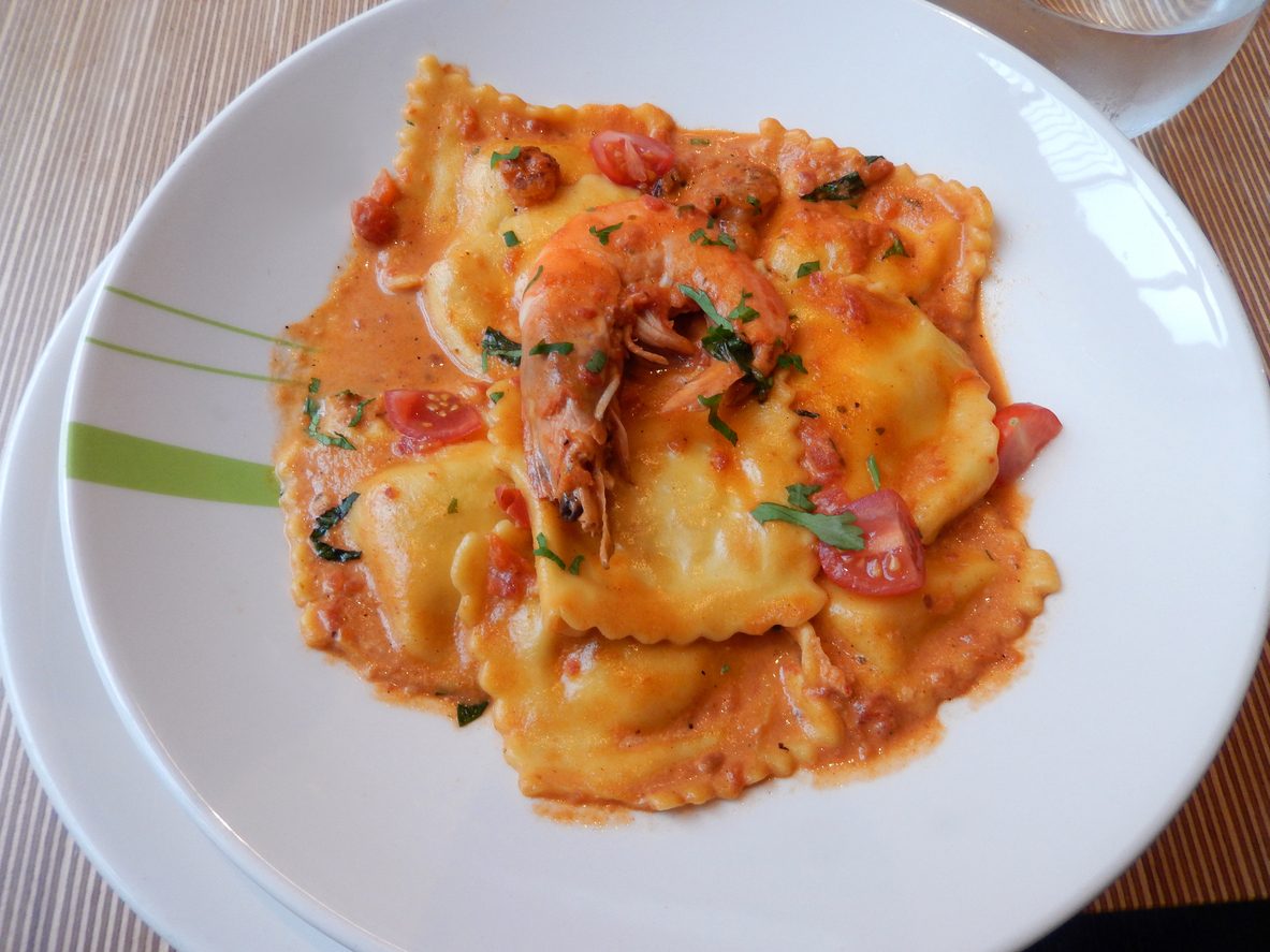 Primi piatti di Natale facili e veloci: ravioli ai gamberi