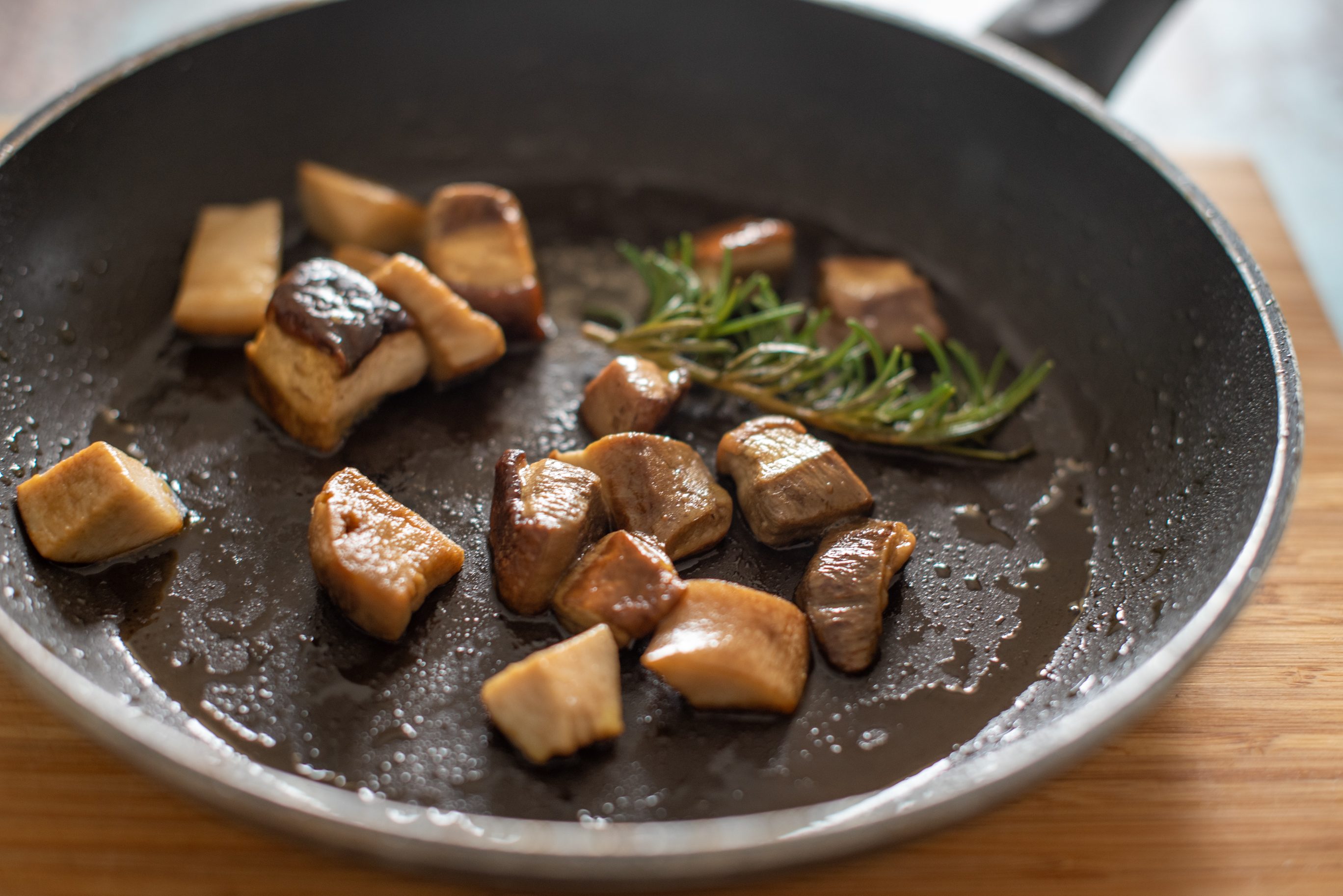 Crostoni di polenta e porcini con taleggio
