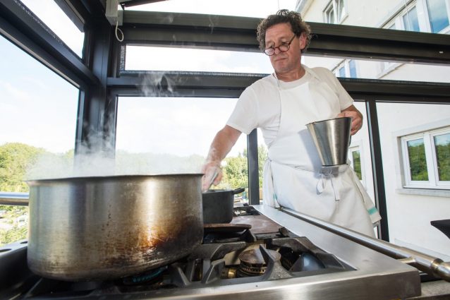 Lo chef Marco Pierre White in cucina. Immagini www.pata.org