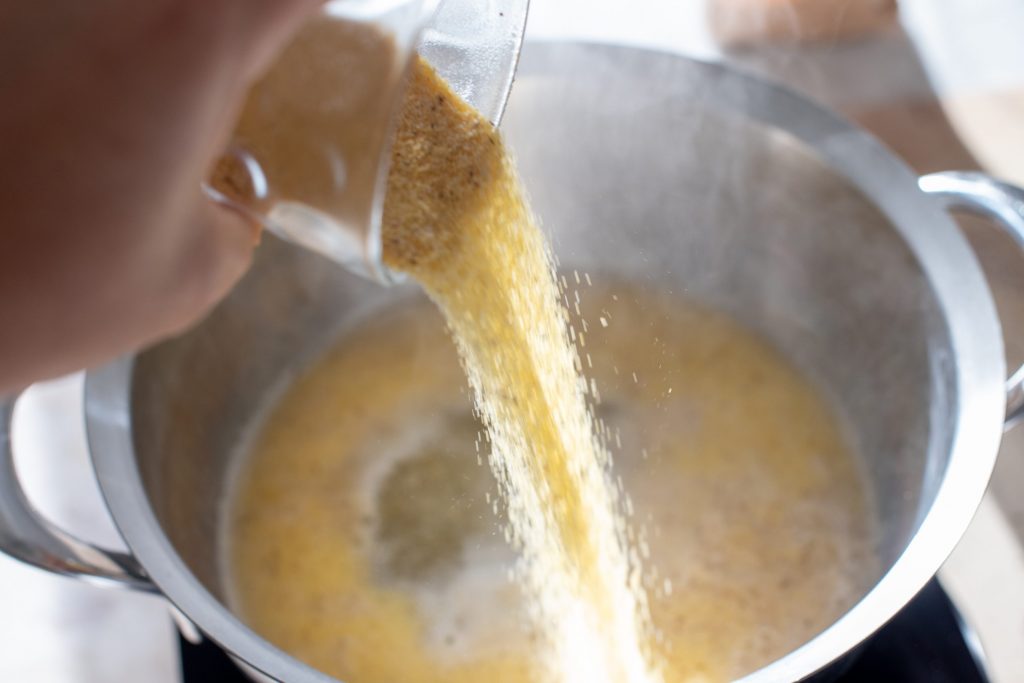 Polenta e cotechino finger food: versare la polenta