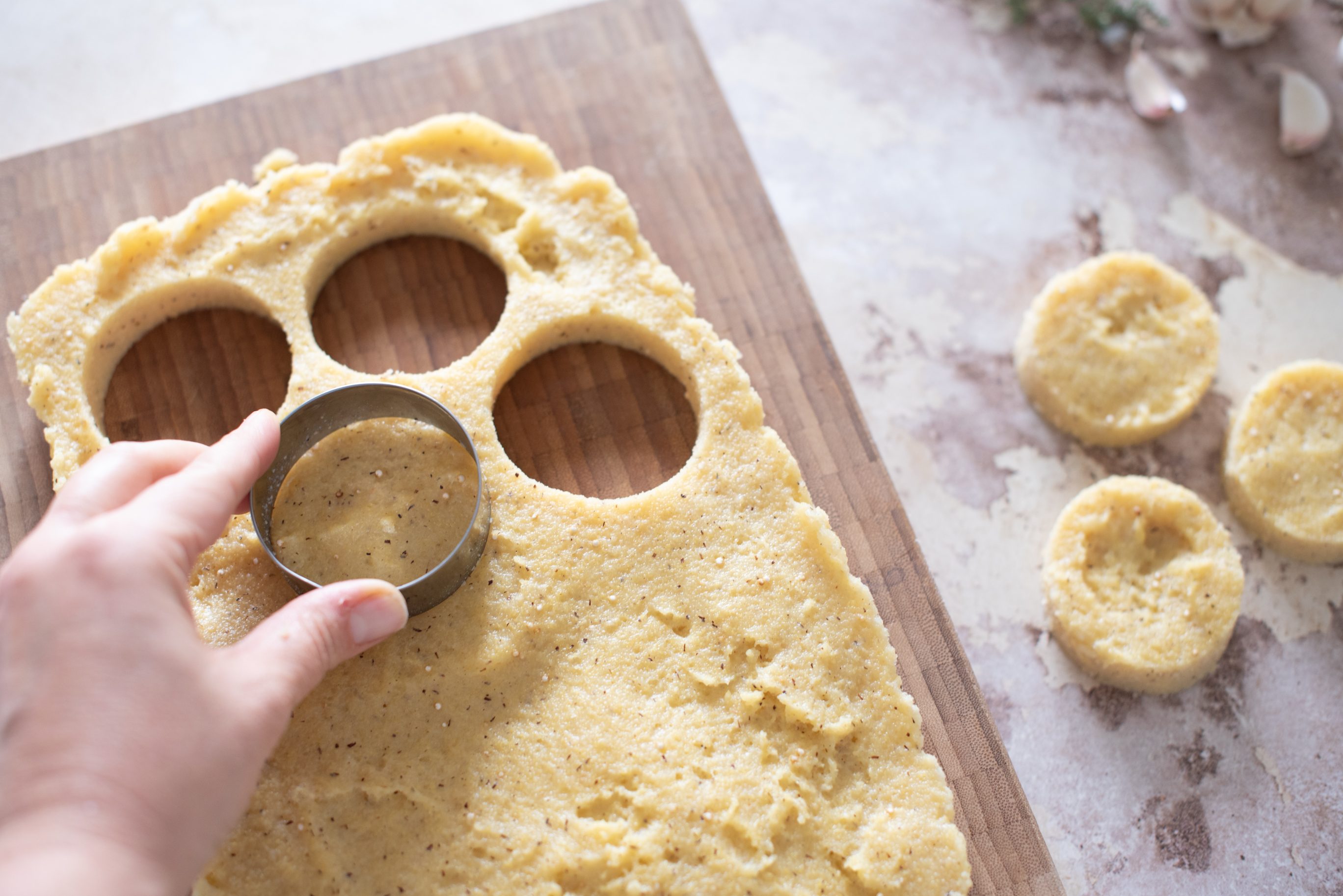 Polenta e cotechino finger food: fare le tartine di polenta