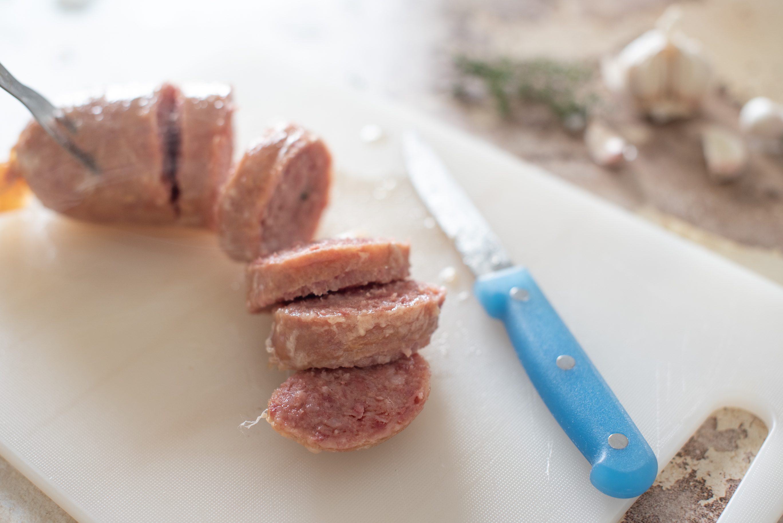 Polenta e cotechino finger food: tagliare cotechino