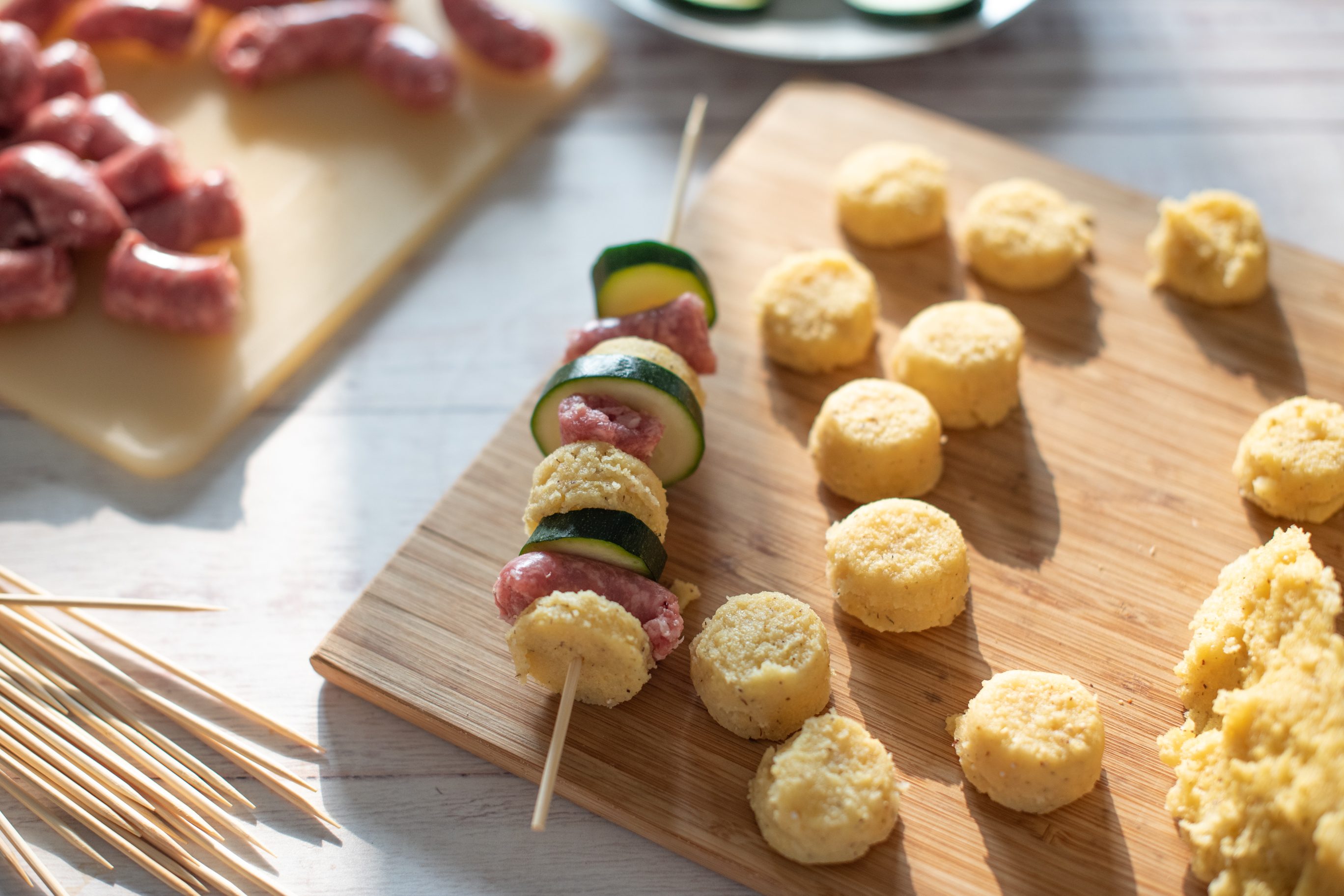Spiedini di polenta e salsiccia: comporre gli spiedini