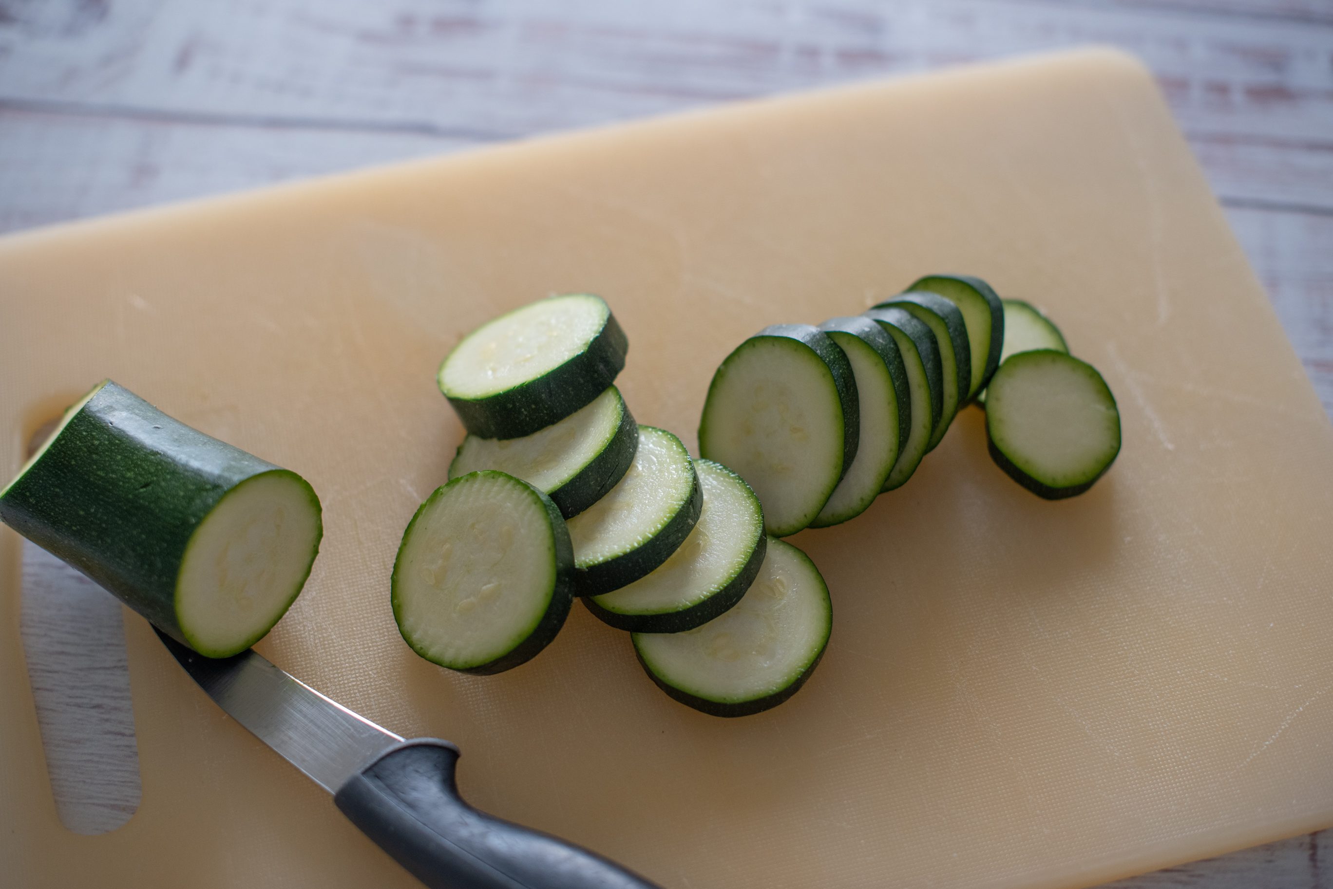 Spiedini di polenta e salsiccia: tagliare le zucchine