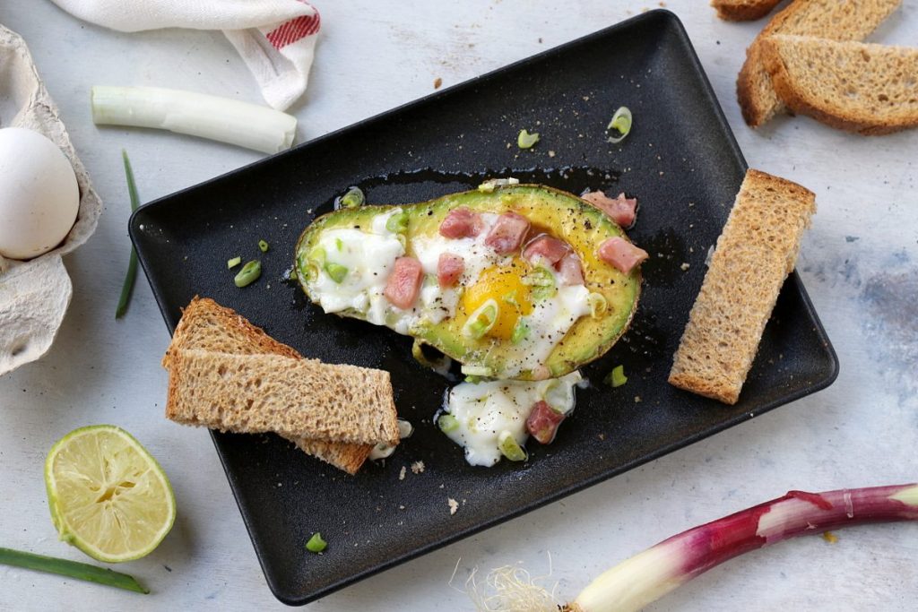 Avocado al forno con uovo e pancetta
