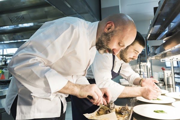 Niko Romito e Dino Como in cucina. Foto di Brambilla&Serrani