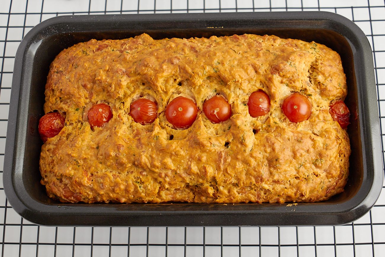 Pane farcito con erbe e pomodorini
