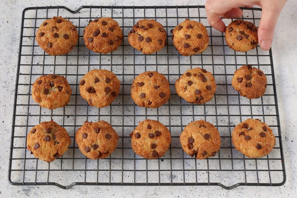 Raffreddamento biscotti al cocco e gocce di cioccolato
