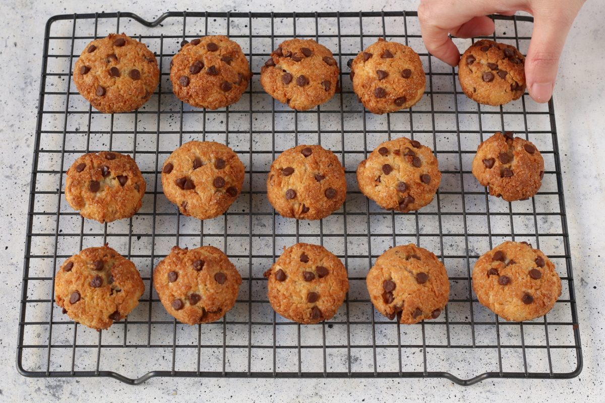 Raffreddamento biscotti al cocco e gocce di cioccolato
