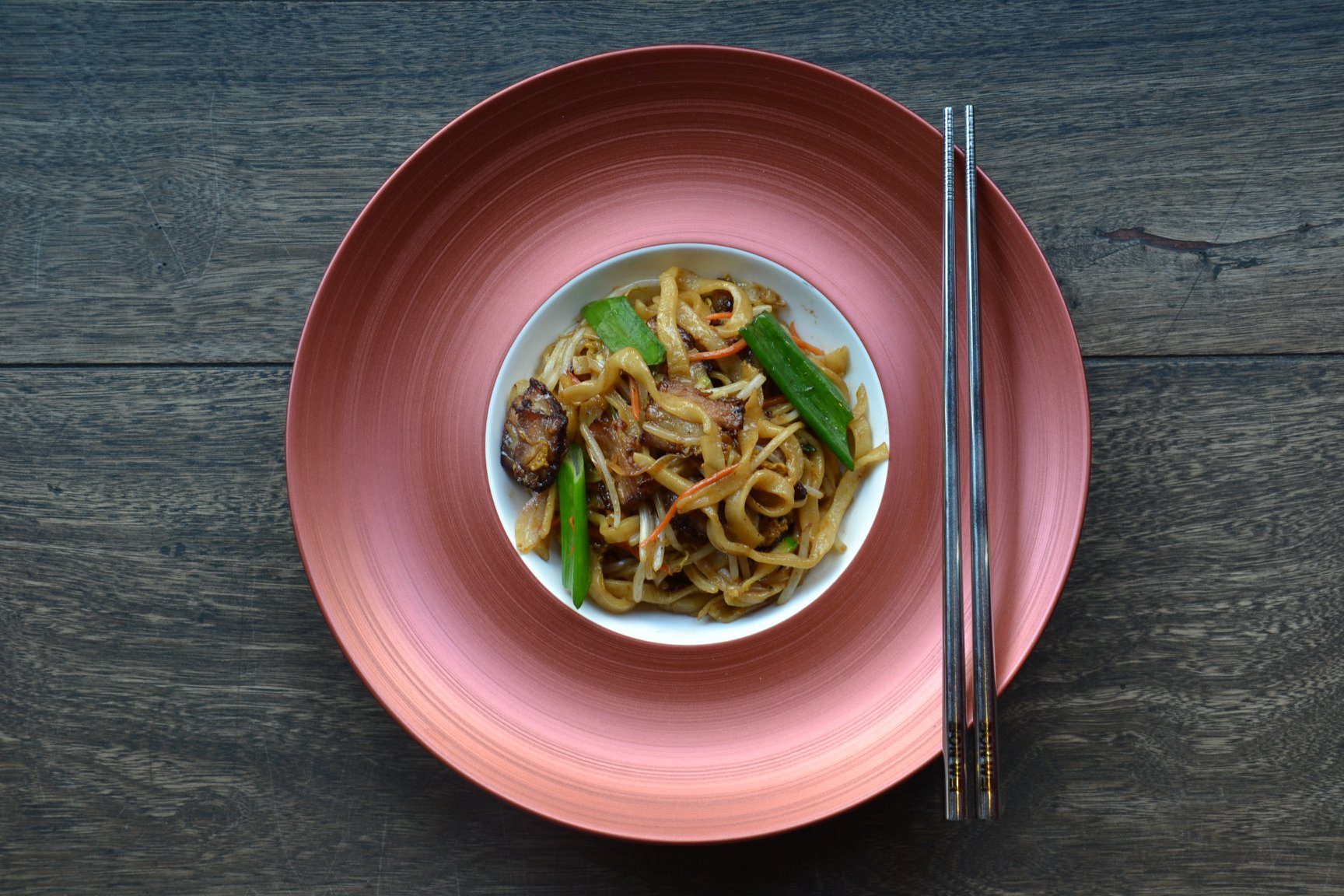 Un piatto di Bon Wei: Lamian (noodles tirati a mano) saltati con pancetta stile cha–shao (barbecue cinese) e verdure