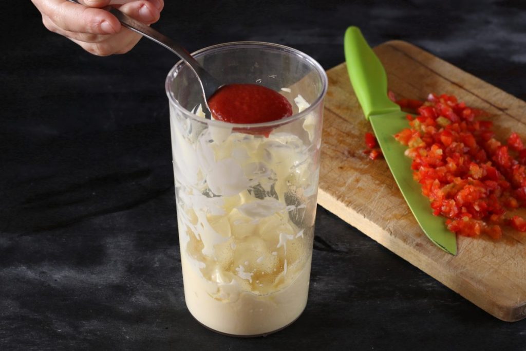 Preparazione della salsa andalusa