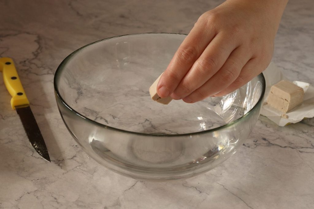 Sciogliere il lievito nell'acqua