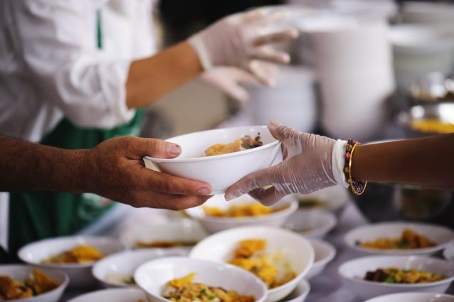 Scuole chiuse per il Coronavirus: donato ai poveri il cibo delle mense milanesi