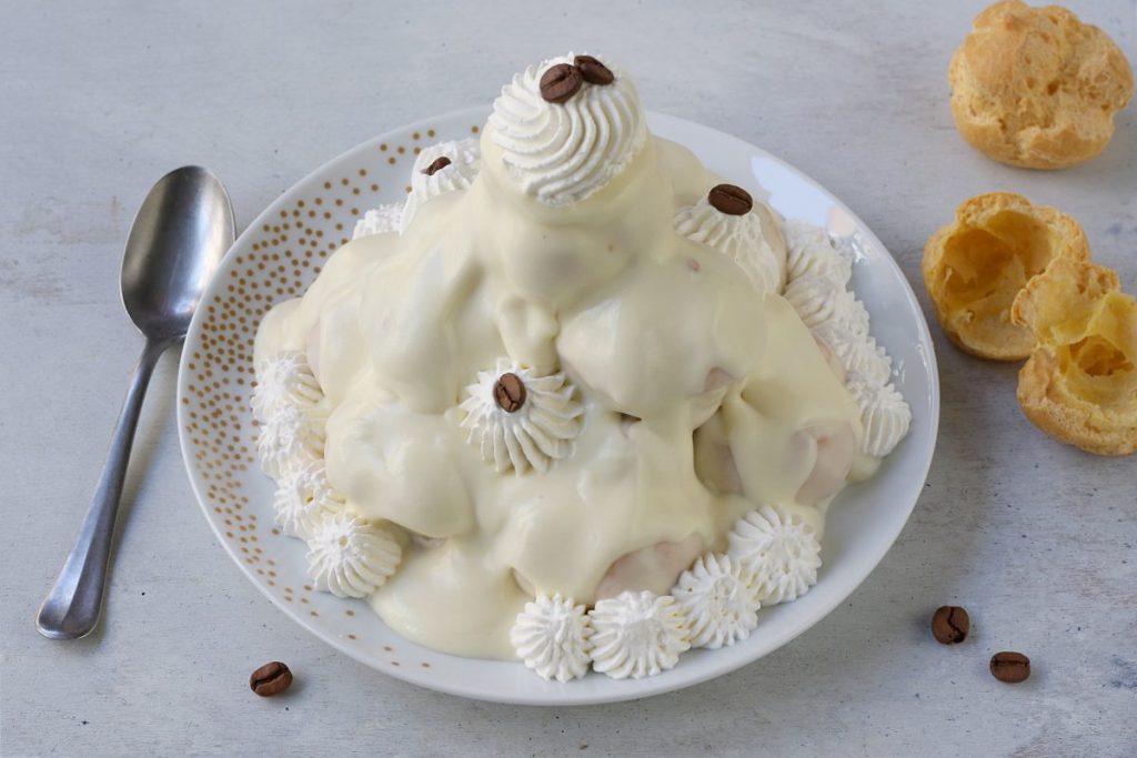 Profiteroles con crema al caffè
