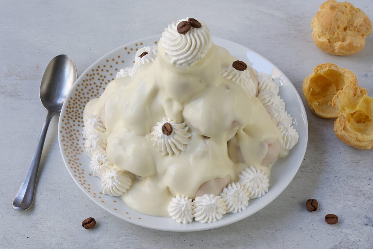 Profiteroles con crema al caffè