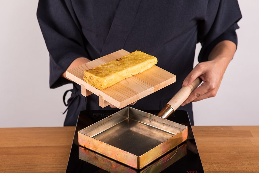 TAMAGOYAKI chef Hiro _(photo by Alberto Blasetti)