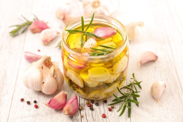 Conserve da fare a casa, aglio marinato