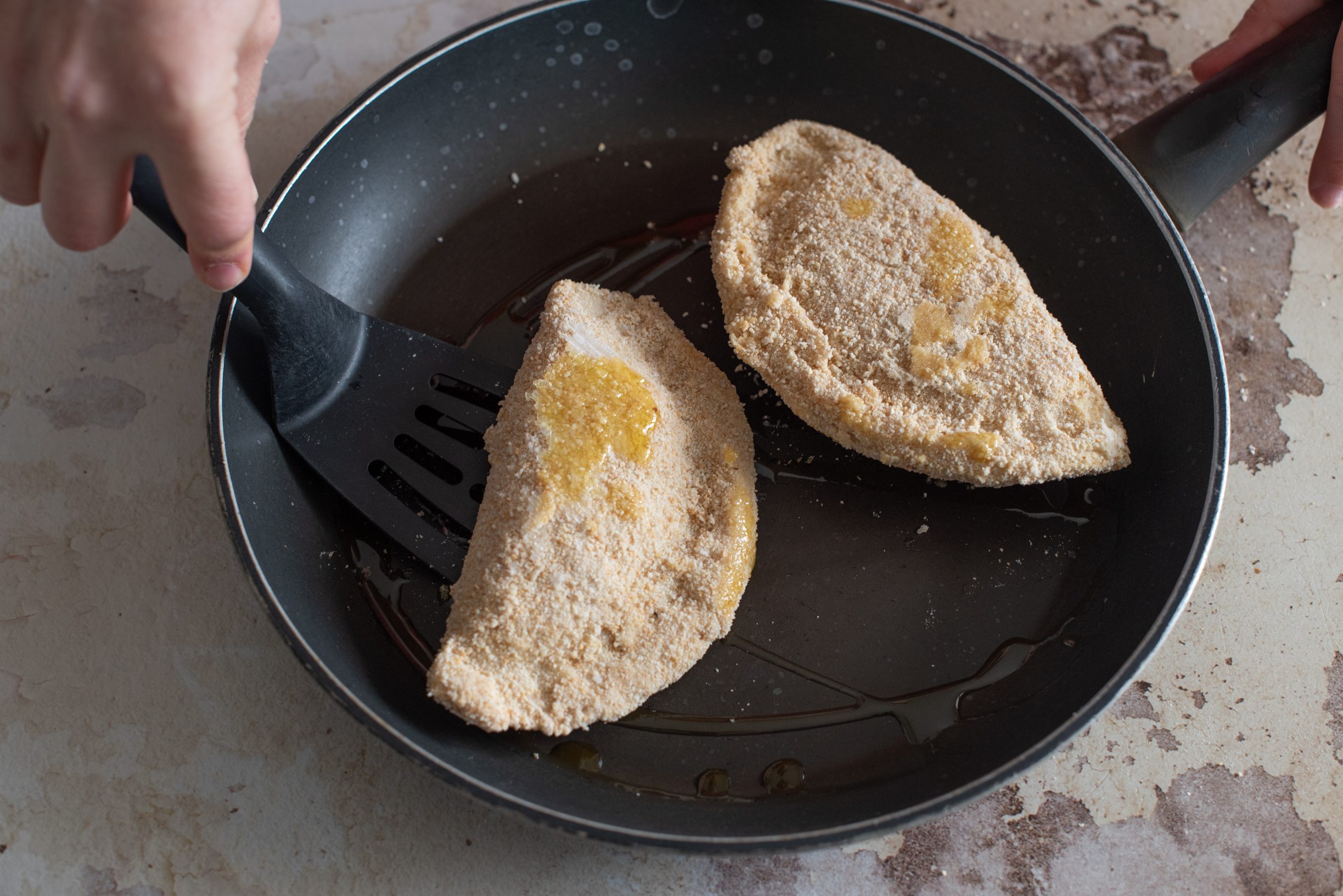 Mezzelune in padella ai funghi e fontina