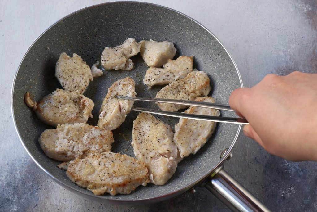Cuocere il pollo in padella