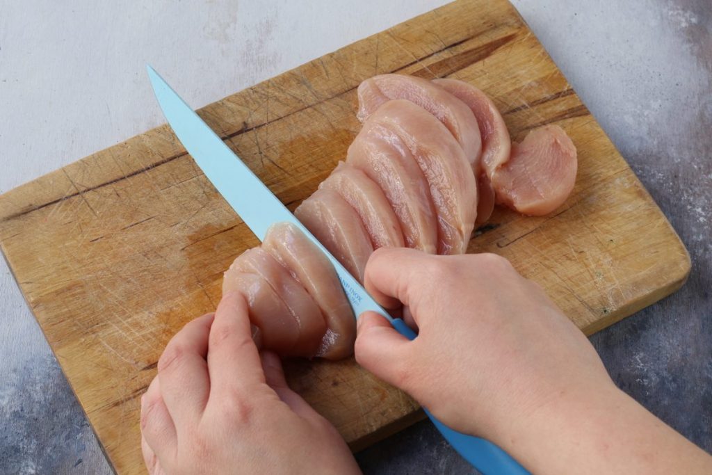 tagliare il petto di pollo