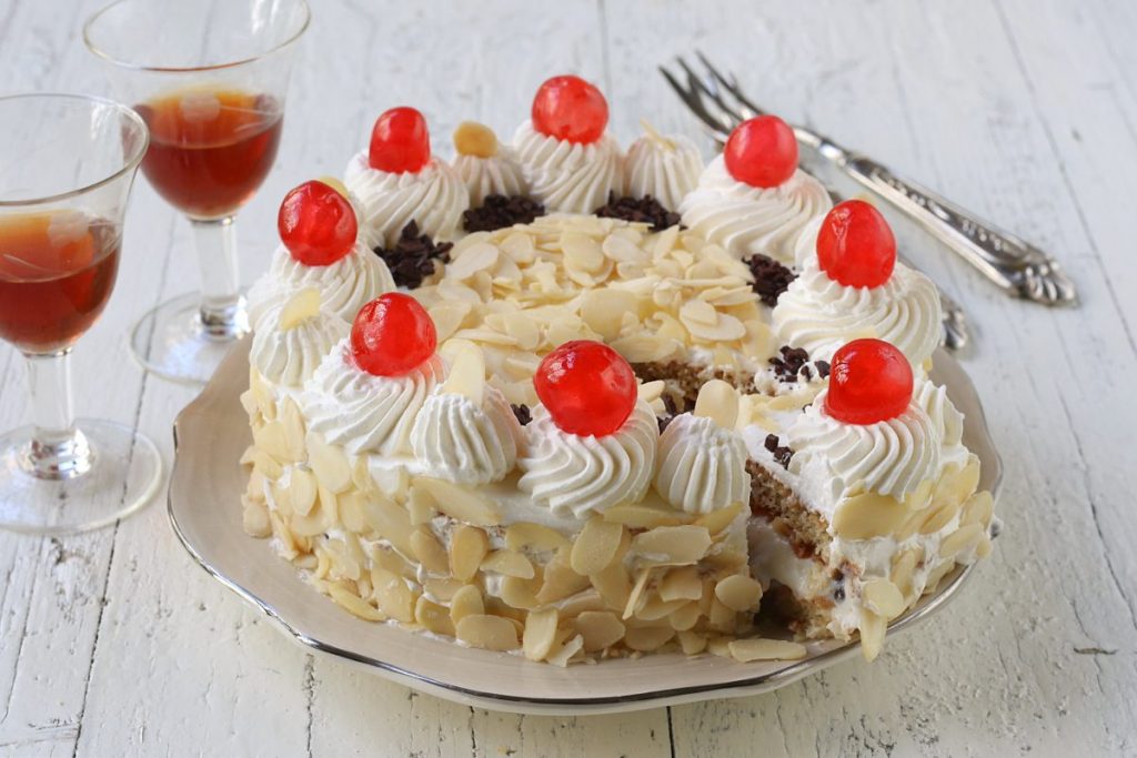 Servire la torta fedora
