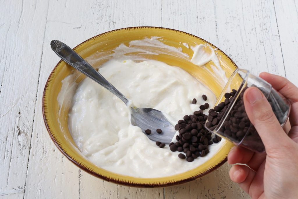 Aggiungere le gocce di cioccolato