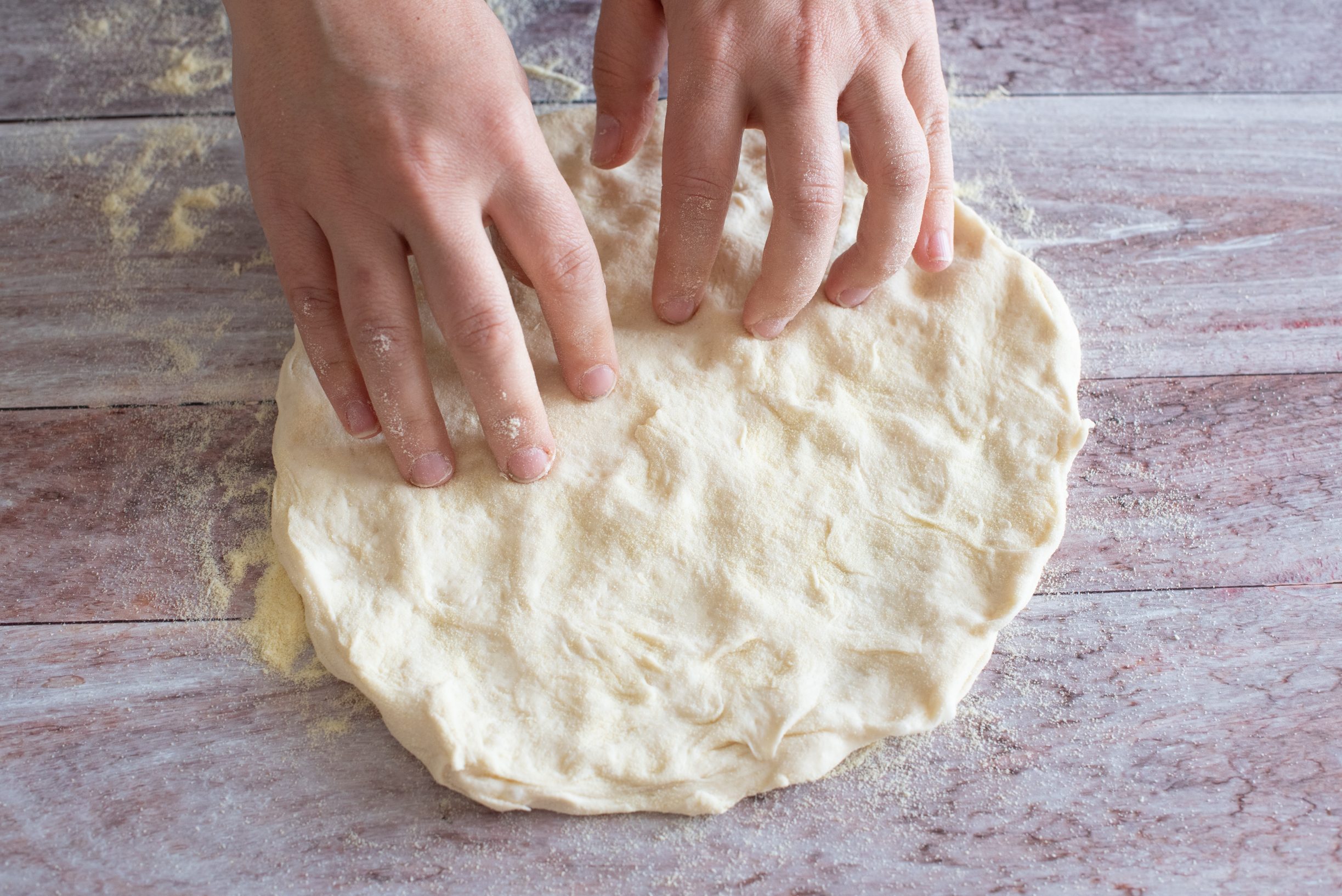 Pizza doppia cottura, stendere l'impasto