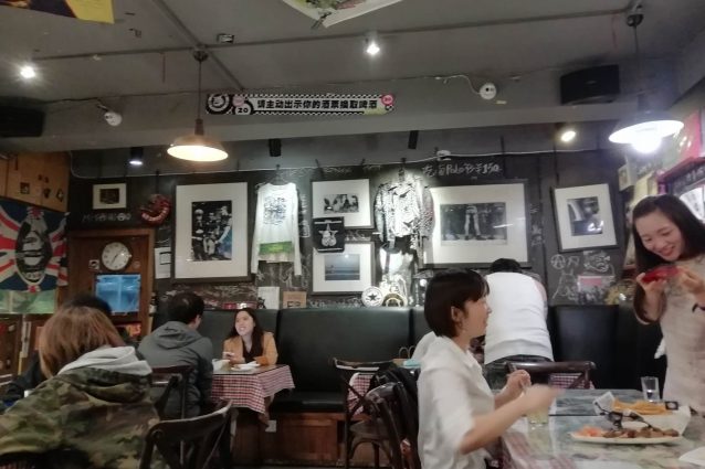 Un pub a Pechino il 18 aprile