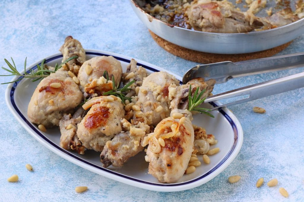 servire il pollo ai pinoli