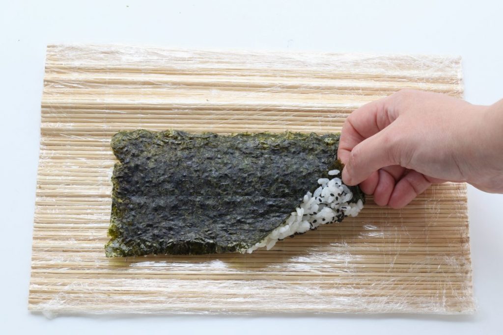Preparare il roll di sushi di carne