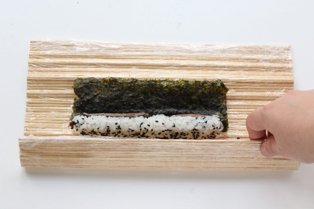 Chiudere il roll del sushi