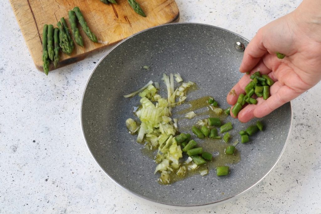 Cuocere i gambi degli asparagi