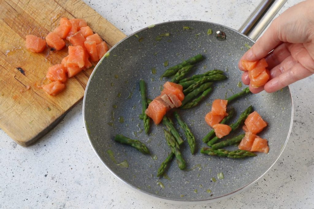 cuocere il salmone con gli asparagi