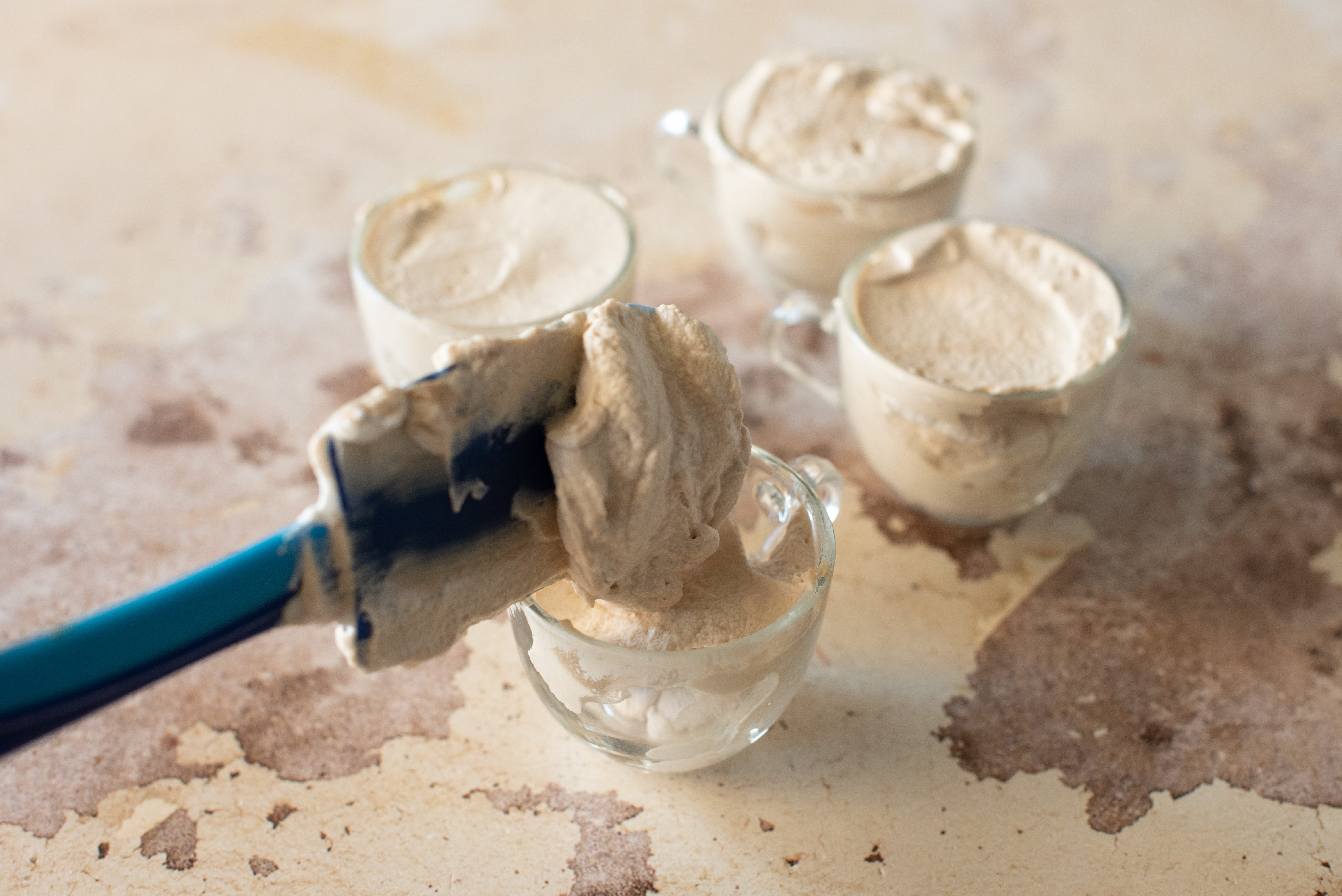 Crema caffè e mascarpone, mettere la crema nei bicchieri