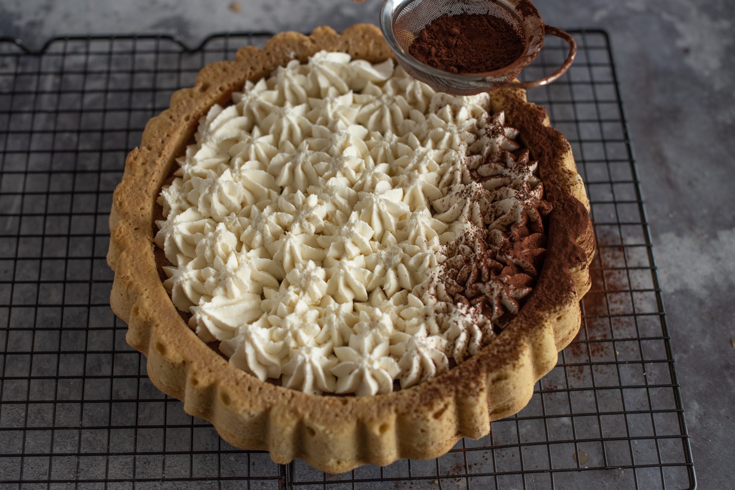 Crostata morbida al tiramisù, decorare con il cacao